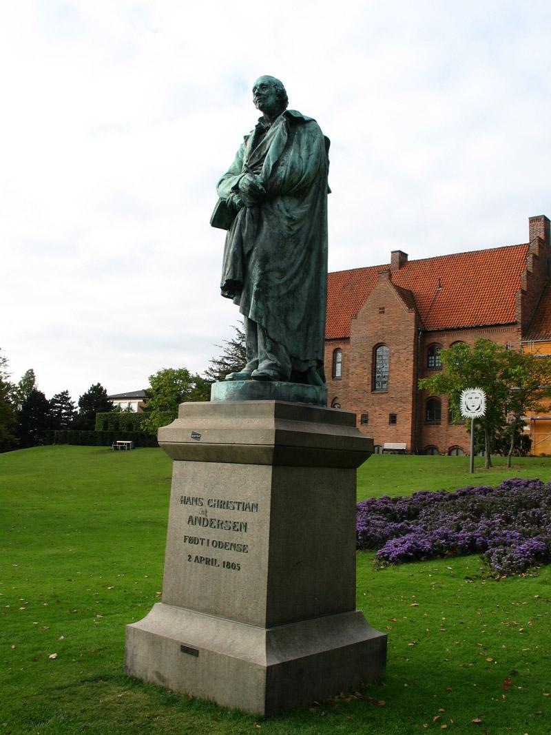 H.C. Andersen-statuen i Eventyrhaven i Odense. Billedet stammer fra Odense Bys Museer: Historisk Atlas, http://historiskatlas.dk/Eventyrhaven_-_H.C._Andersen_Haven_(1625) H.C. Andersen-statuen i Eventyrhaven i Odense