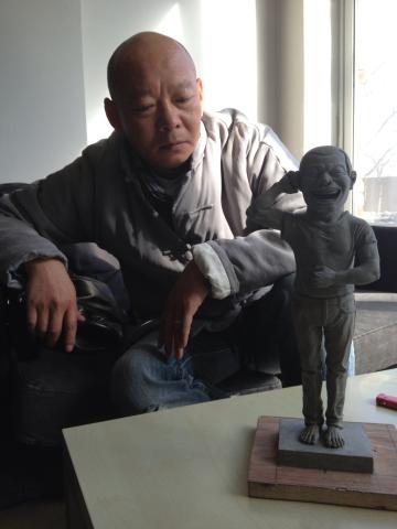 Yue Minjun med skulpturen til H.C. Andersen Festivals